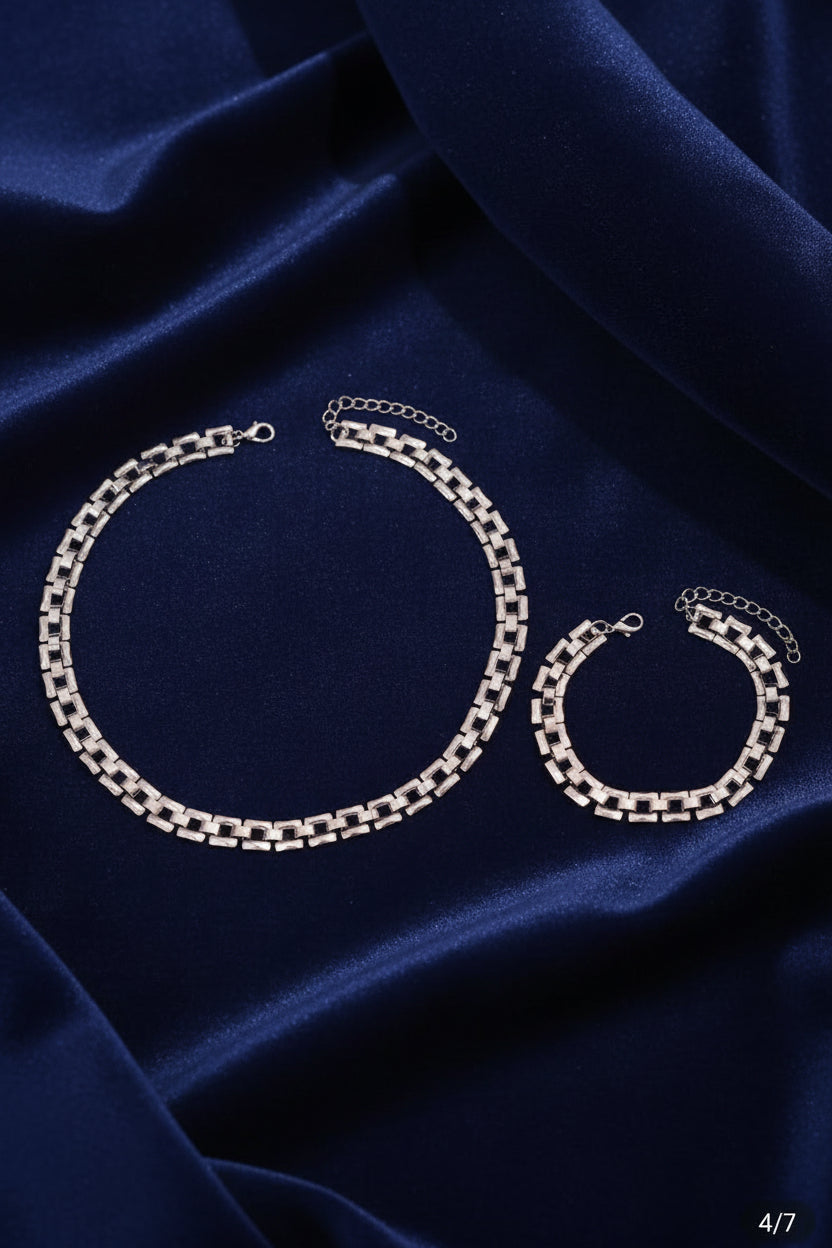 Modern set of necklace and bracelet