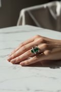 Emerald Ring - Dos lazos lifestyle